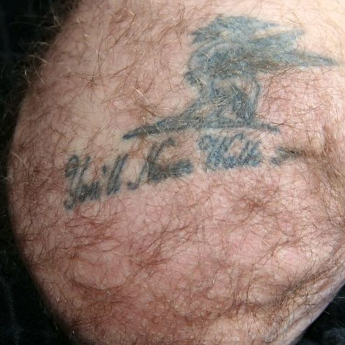 Чей девиз на татуировке превратился после операции в зловещее пророчество?