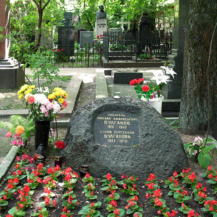 Какому писателю достался камень, лежавший на первой могиле Гоголя?