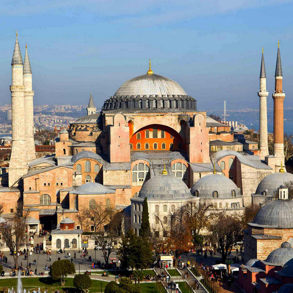 Чем в настоящее время является Собор Святой Софии — собором, мечетью или музеем?