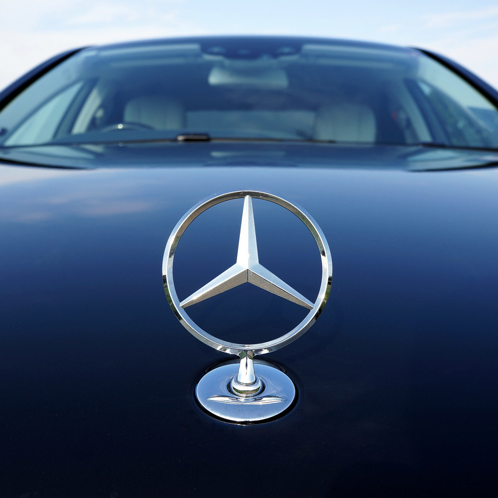 Что символизирует звезда на логотипе Mercedes-Benz?