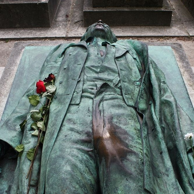 Какая часть памятника французскому журналисту Виктору Нуару блестит и почему?