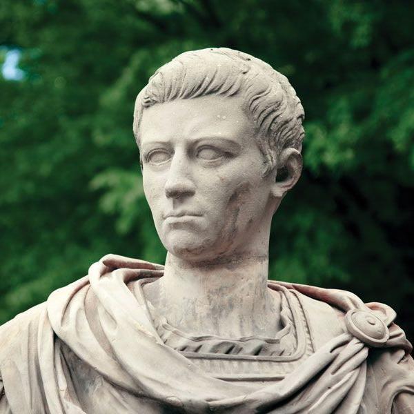 Для чего Калигула приказал построить цепь из кораблей длиной более двух миль?