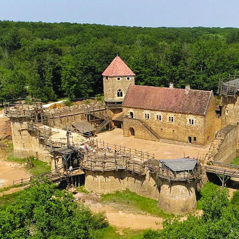 Где группа энтузиастов уже более 25 лет строит средневековый замок, ограничиваясь технологиями того времени?