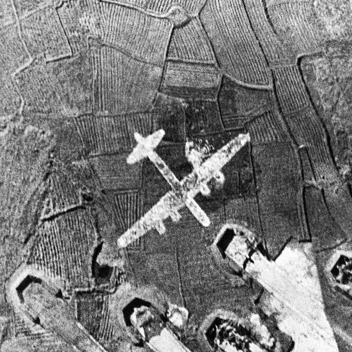 Зачем японцы рисовали на полях огромные изображения американских самолётов?