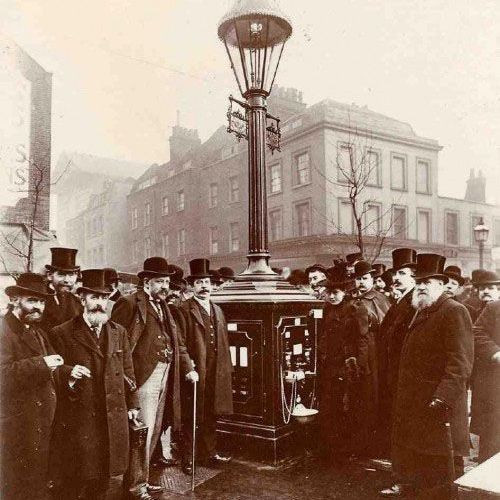 Где в конце 19 века были установлены газовые фонари, в которых можно было купить горячий кофе?