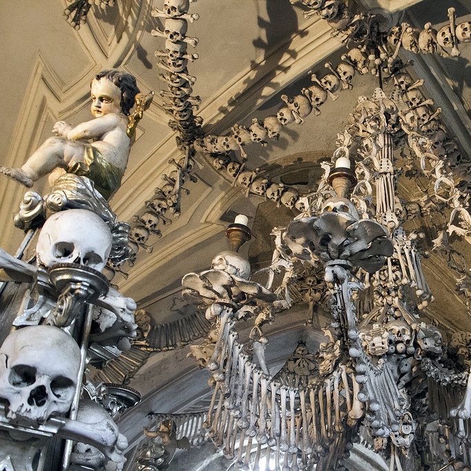 Где расположена часовня, отделанная тысячами человеческих костей и черепов?