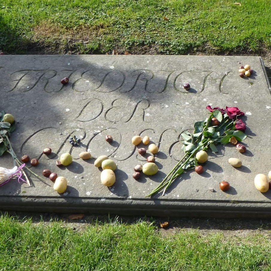 Зачем на могилу прусского короля посетители кладут картошку?