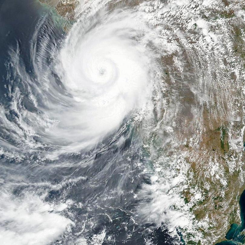 В чью честь называли тропические циклоны в конце 19 века?