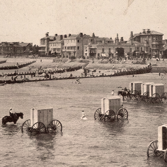 Каким образом в 18 и 19 веке людям на пляжах помогали купальные машины?
