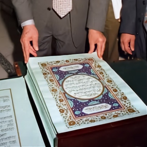 Чьей кровью был написан Коран, продемонстрированный публике в 2000 году?
