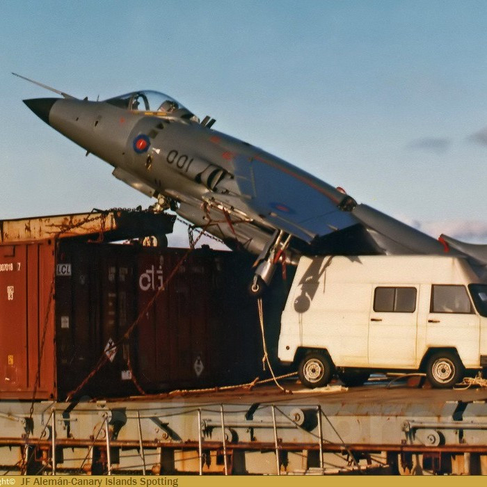 Где и когда пилот Sea Harrier потерял свой авианосец, но совершил посадку на грузовое судно?