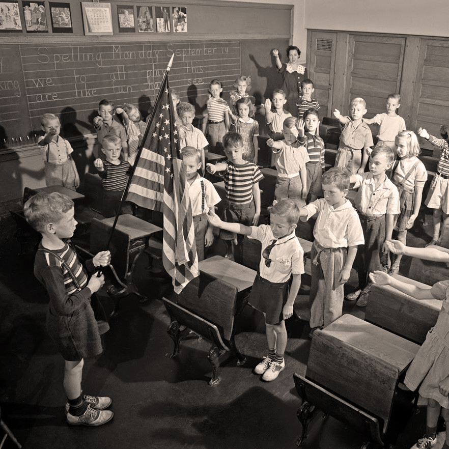 Почему в США в 1942 году поменяли жест при произнесении клятвы верности флагу?