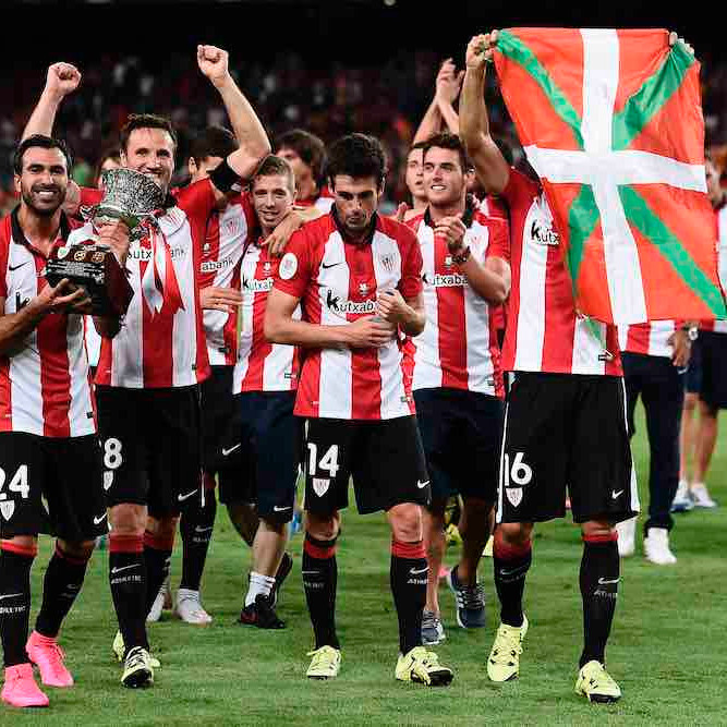 Какой испанский футбольный клуб комплектуется игроками по национальному признаку?