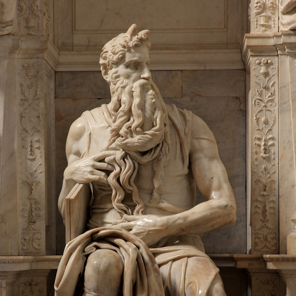 Почему Микеланджело изобразил на своей скульптуре пророка Моисея с рогами?