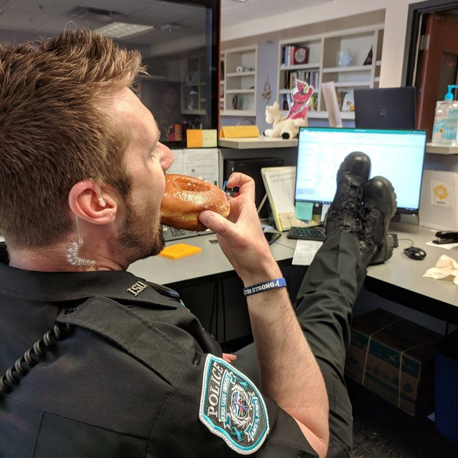 Откуда среди американских полицейских пошла традиция есть пончики?