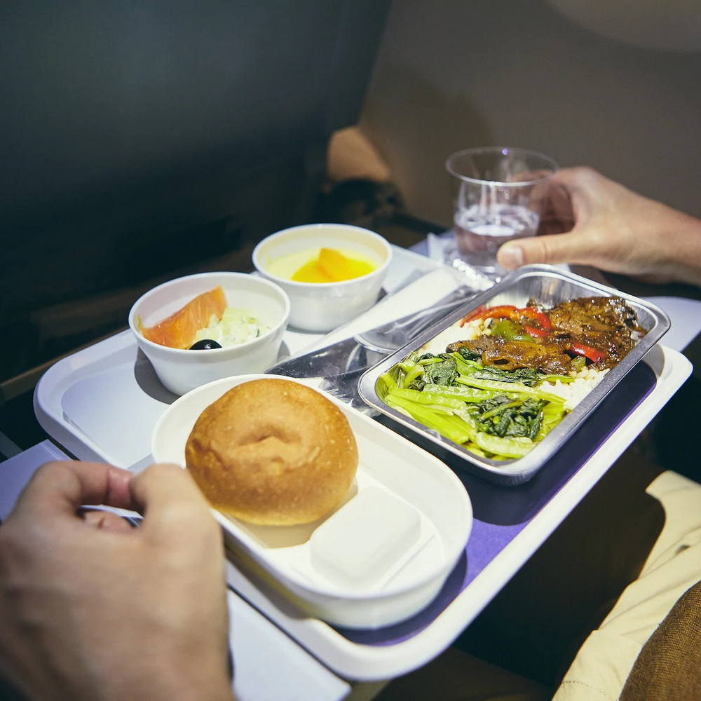 Почему привычная еда в самолёте имеет совершенно другой вкус?