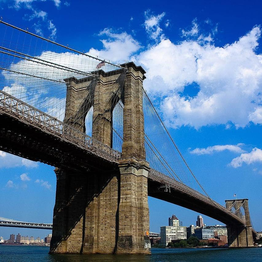 Какое напоминание о холодной войне нашли в 2006 году в Бруклинском мосте?