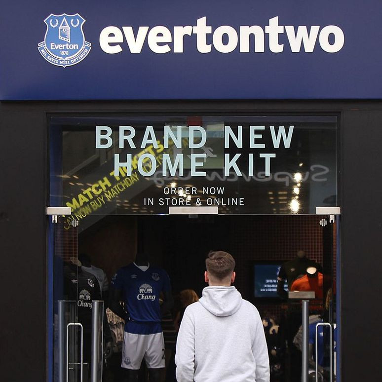 Как назвал свой магазин футбольный клуб «Эвертон», пошутив над главным соперником?