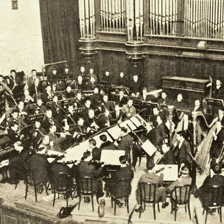 Какой оркестр и почему первым в мире отказался от дирижёра?