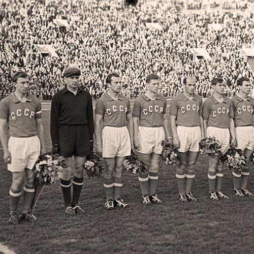 Какое право получили в подарок футболисты сборной СССР за победу в Кубке Европы 1960 года?