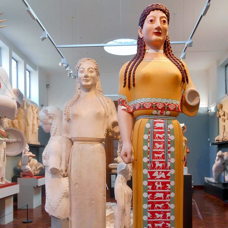 Какое традиционное представление о древнегреческих статуях ошибочно?