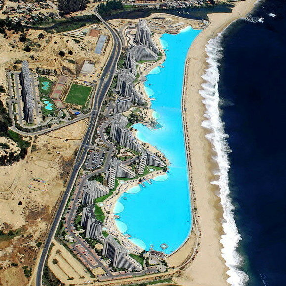 Какую длину имеет самой большой плавательный бассейн в мире?