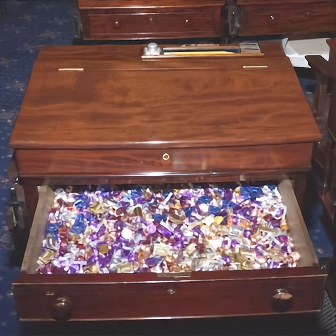 В какой стране один из депутатов обязан постоянно наполнять ящик своего стола конфетами?