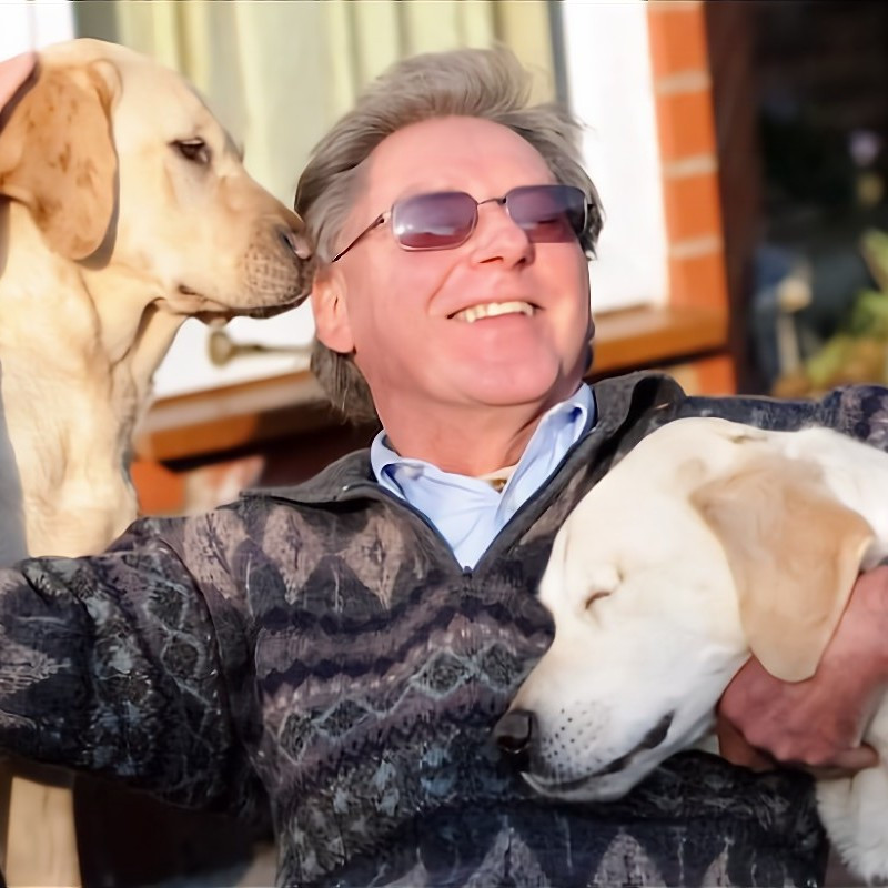 Могут ли собаки-поводыри помогать не только людям, но и слепым животным?