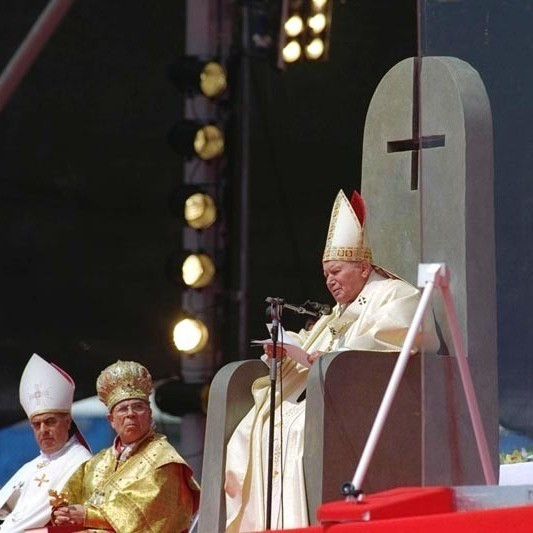 Почему на троне папы римского изображён перевёрнутый крест?