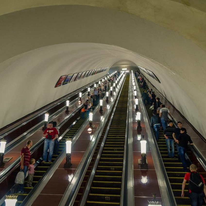 Почему скорость движения эскалатора в метро может отличаться от скорости поручней?