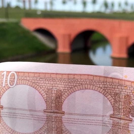 Где находятся архитектурные объекты, изображённые на банкнотах евро?