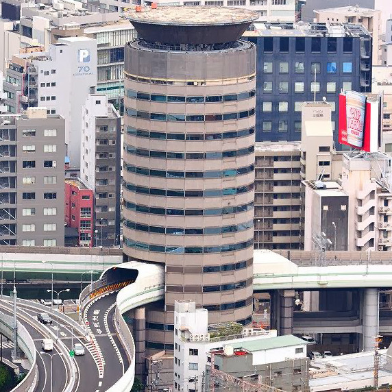 В каком городе через 16-этажное здание проходит скоростное надземное шоссе?