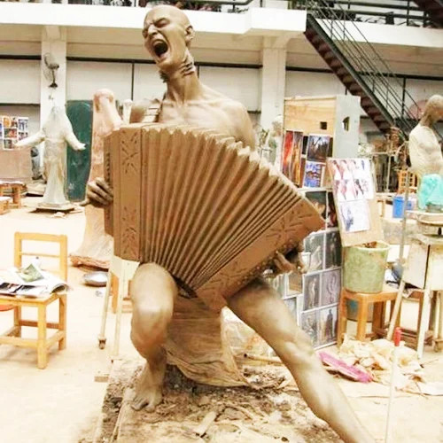Какому русскому певцу поставили статую в Шанхае?