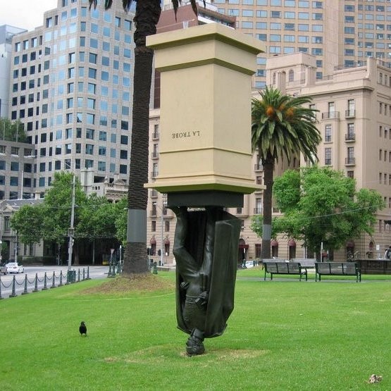 Почему памятник первому лейтенант-губернатору колонии Виктория стоит вверх ногами?