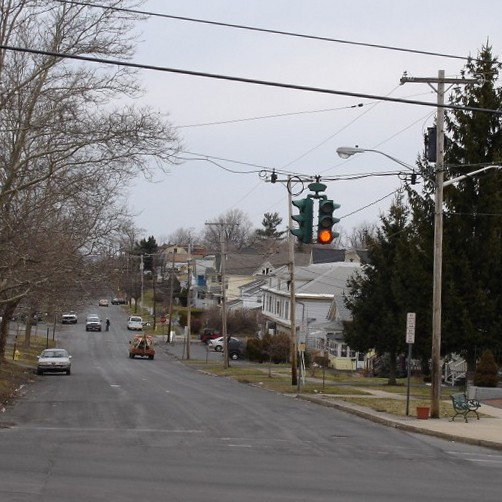 Почему в одном американском городе висит светофор, у которого зелёный сигнал вверху?