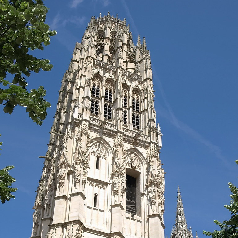 Почему одна из башен Руанского кафедрального собора называется Масляная?