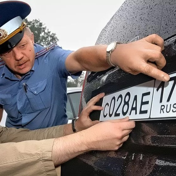 Почему на российских автомобильных номерах используются только 12 букв?