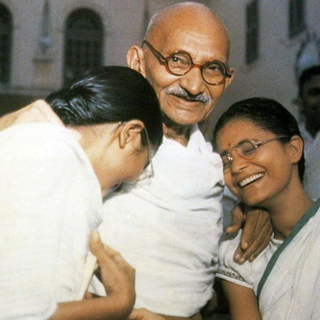 Чего добивался 70-летний Махатма Ганди, спя с обнажёнными молодыми девушками?