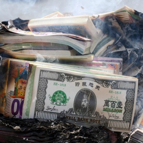 Зачем китайцы на похоронах сжигают нарисованные бумажные деньги?
