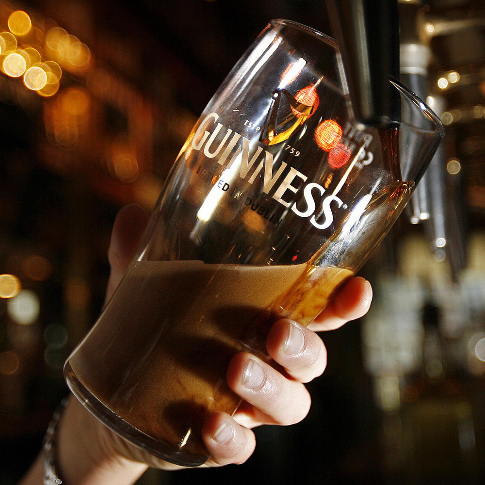Почему в пиве Guinness пузырьки движутся не вверх, а вниз?