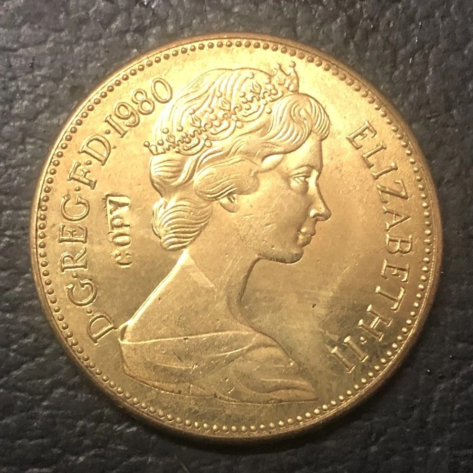 Какая существует традиция в изображении монархов на британских монетах?