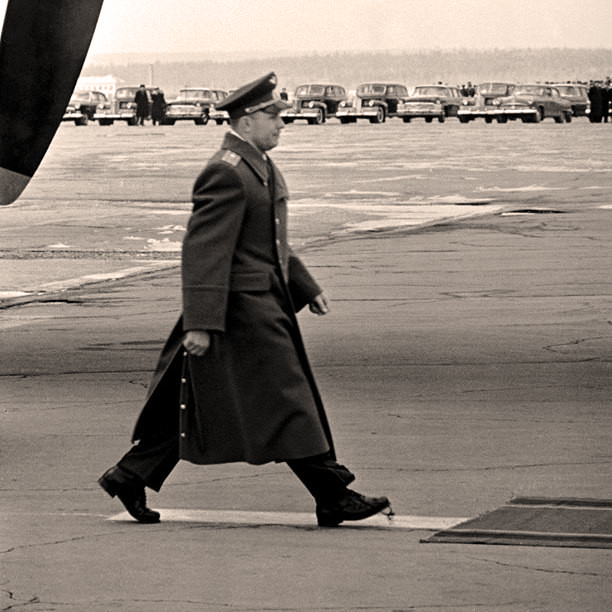 Что болталось на ноге у Гагарина во время его торжественной встречи в Москве?