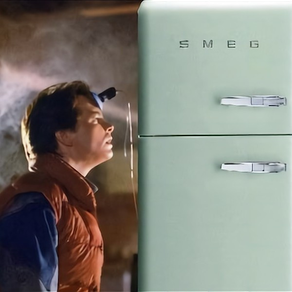 Почему сценаристы «Назад в будущее» отказались от холодильника в роли машины времени?