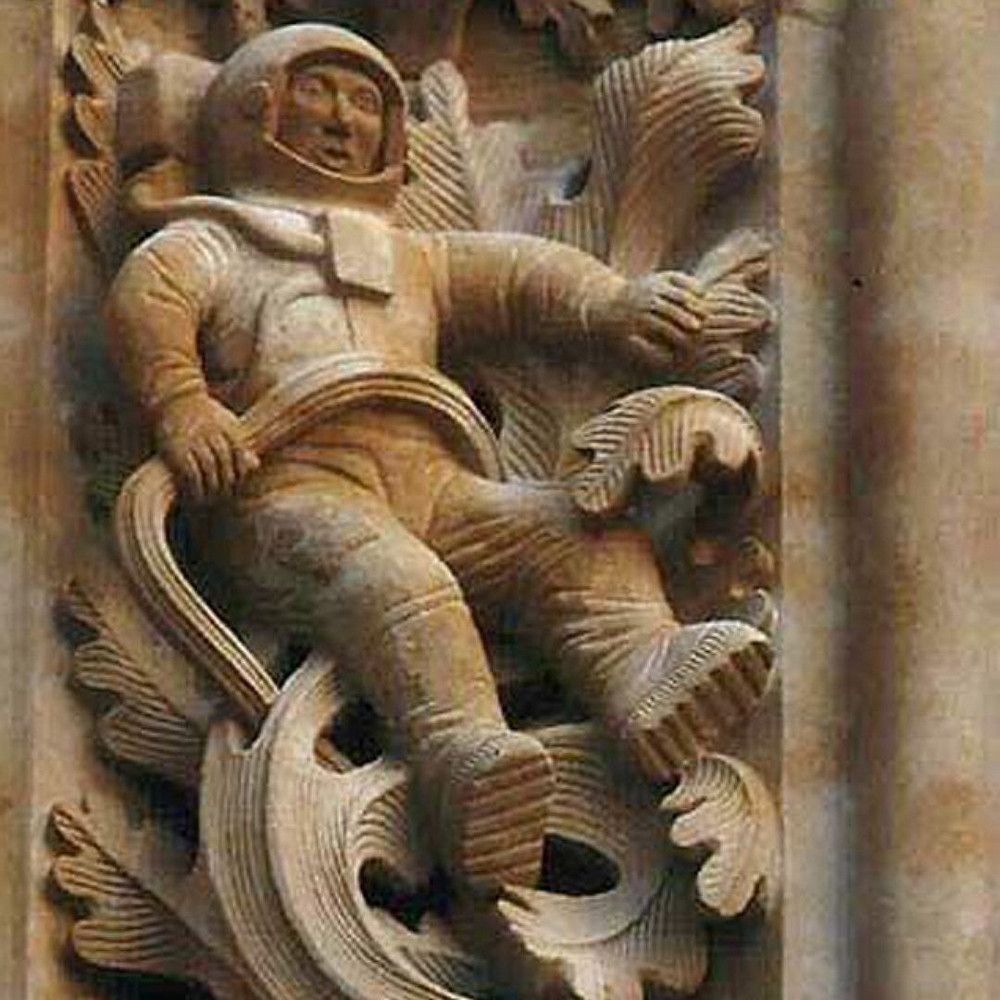 Почему на резьбе старого испанского собора изображён космонавт в скафандре?