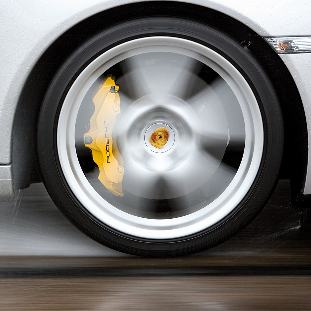 Почему нам иногда кажется, что у едущего автомобиля колёса вращаются в обратную сторону?