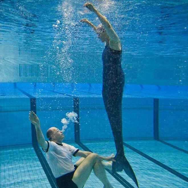 Где живёт женщина, которая плавает с искусственным русалочьим хвостом?