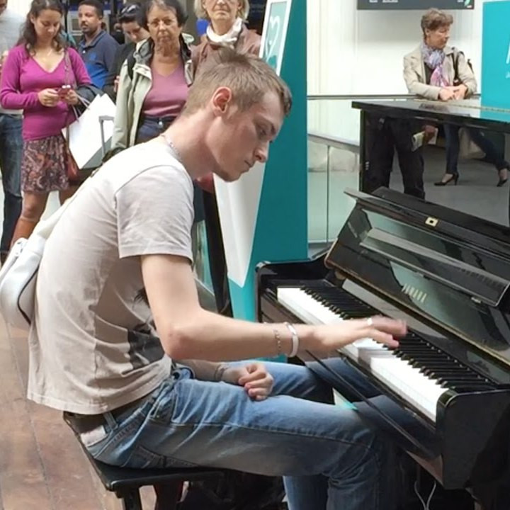 В какой стране на вокзалах любой желающий может поиграть на фортепиано?