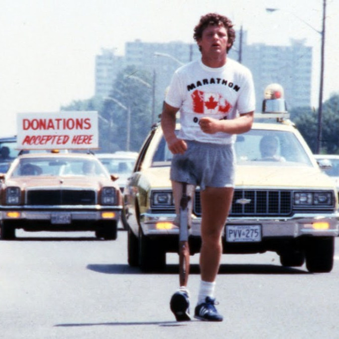 Кто пробежал более 5000 км с ампутированной ногой с целью помощи больным раком?