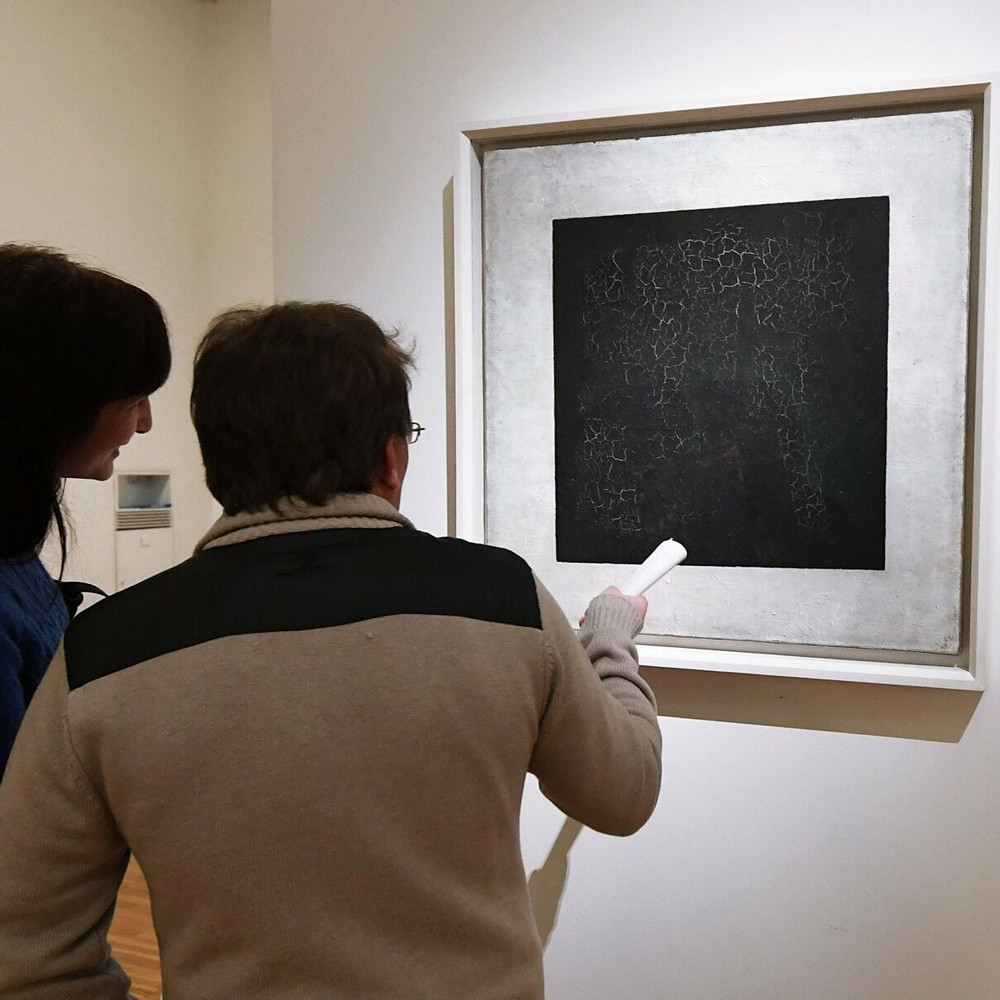 Почему «Чёрный квадрат» висит в Третьяковской галерее вверх ногами?