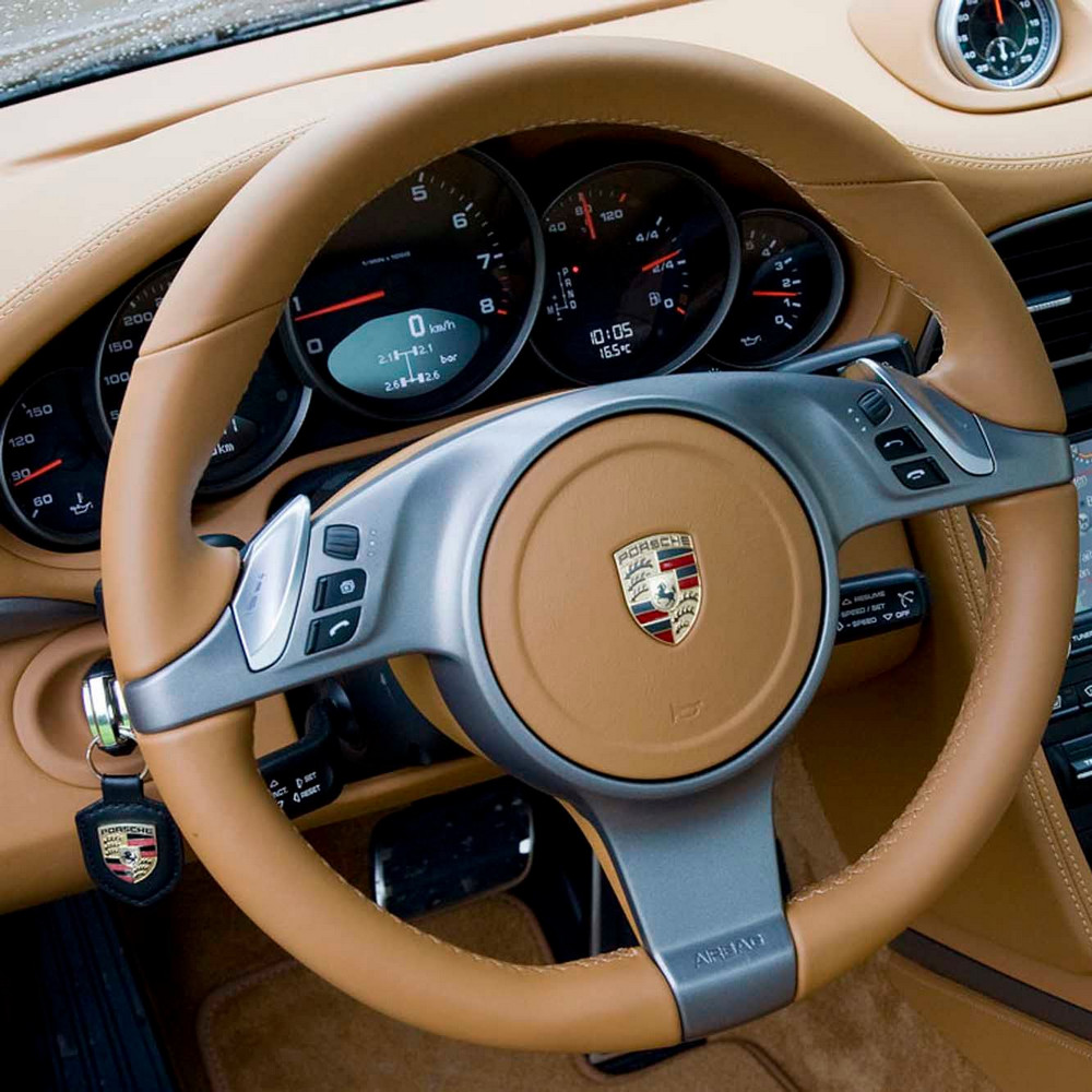 Почему в автомобилях Porsche ключ зажигания находится слева от руля?